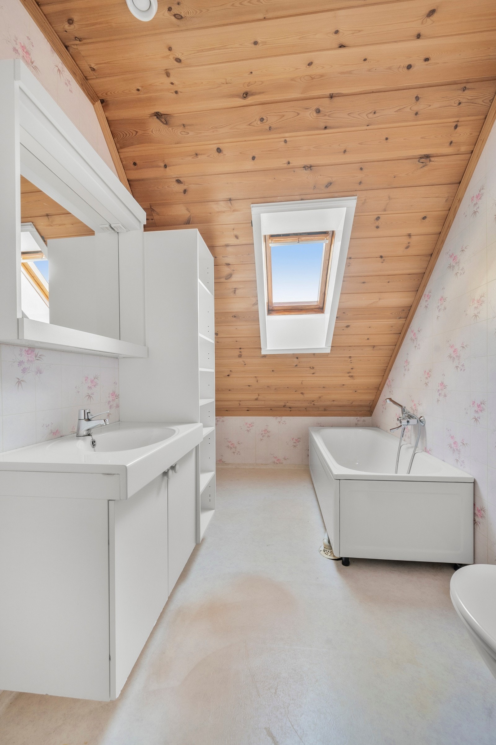 Badet i 2 etasjen har badekar og stor romslig innredning med masse oppbevaring. Galleribilde