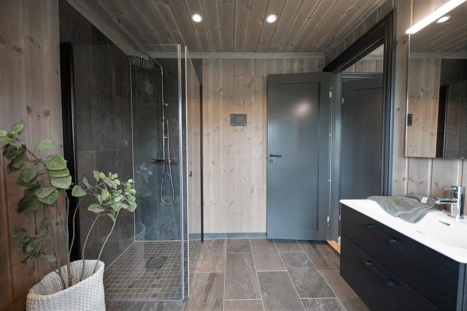 Delikate og lekre overflater på bad. Her foto fra en annen modell Galleribilde