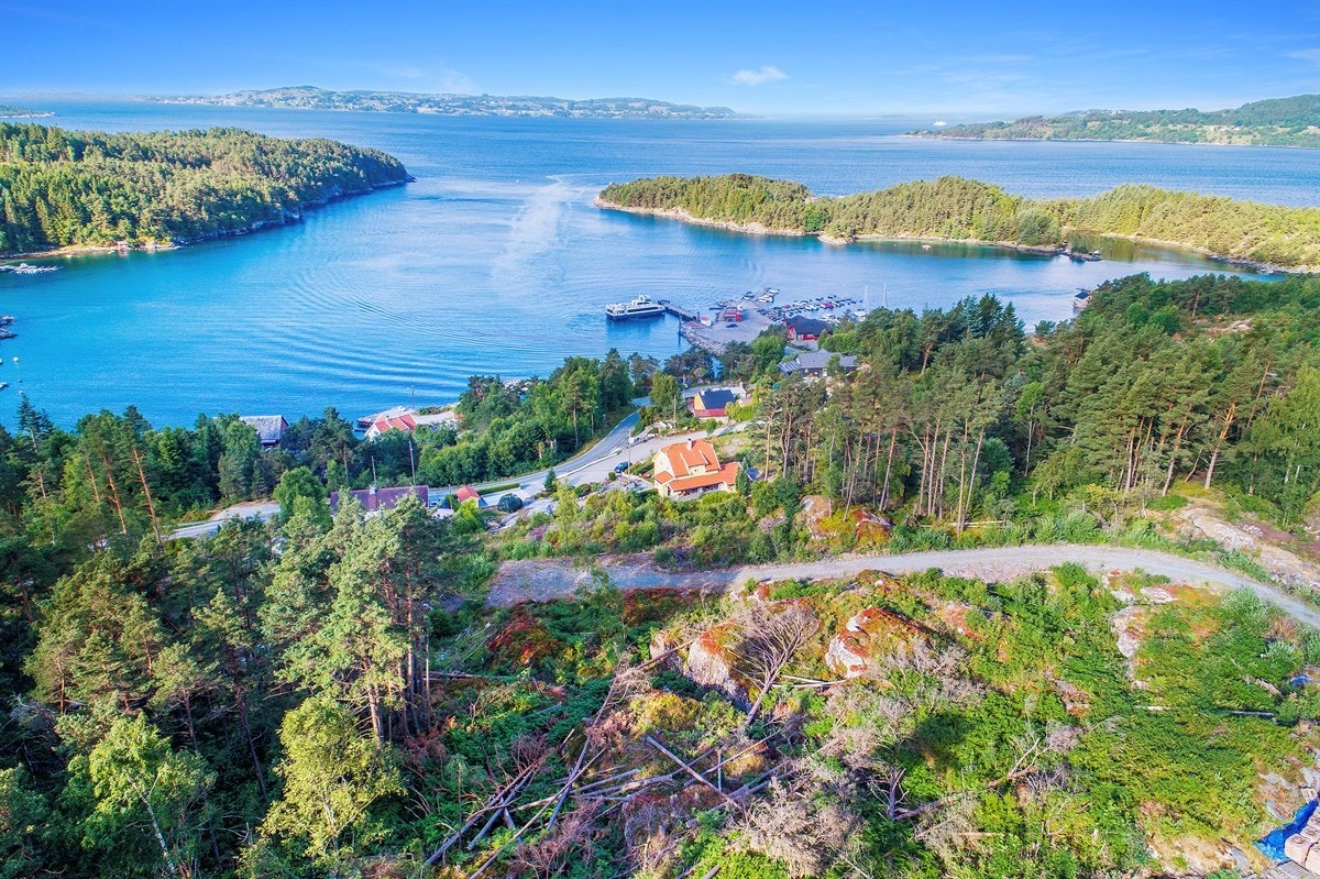 Tomten ligger flott til med kort avstand fra Eidssund fergekai. Galleribilde