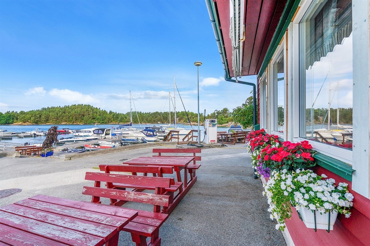 Landhandelen er et trivelig sted enten man trenger å handle, skal fylle drivstoff eller vil se på livet. Galleribilde