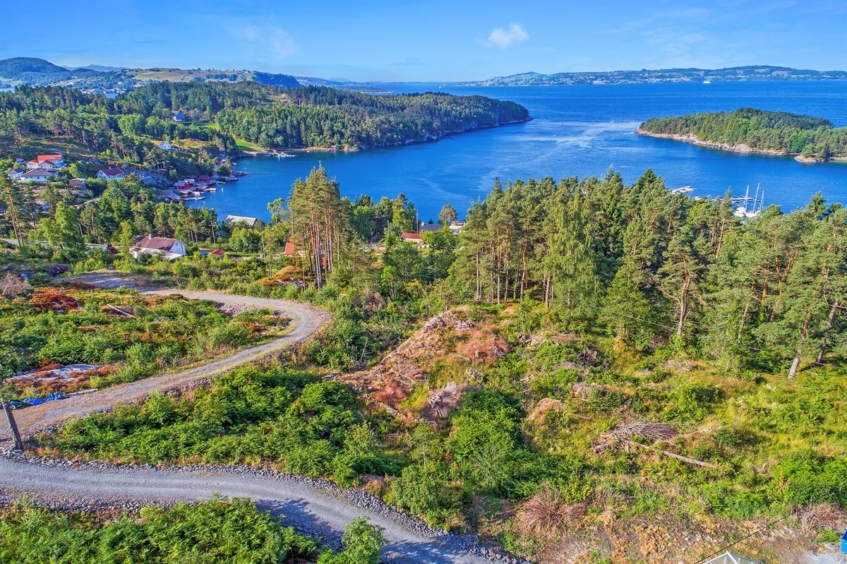 Man har kort avstand til sjøen, det er kun en kjapp kjøretur fra fergekaien til tomten. Galleribilde