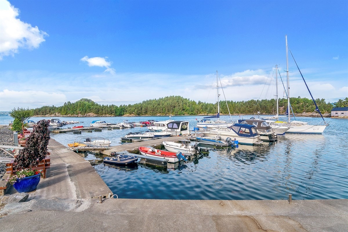 Man har båtplass i felles anlegg ved Ombo landhandel. Galleribilde