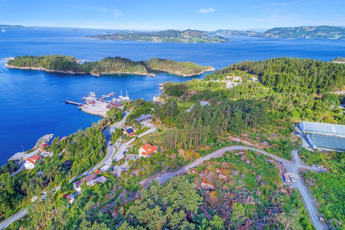 Man har tilhørende båtplass ved Ombo landhandel. Galleribilde