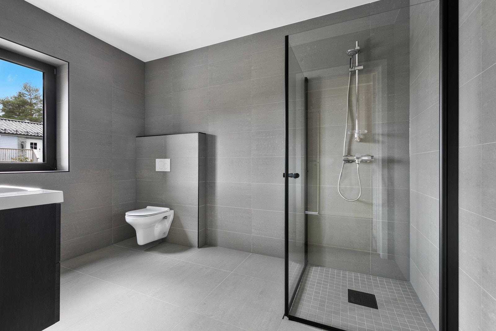 Badet i boligen som er for salg - stilrent og tidløst bad som holder seg lenge. Galleribilde