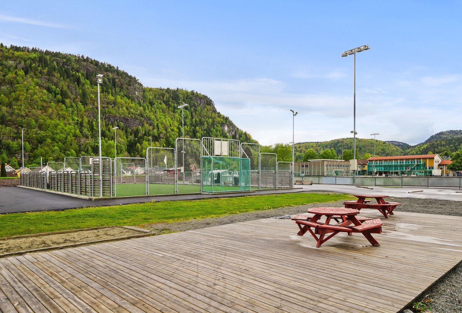 Idrettsanlegget byr på bl.a. kunstgressbane, ballbinge og volleyballbane. Galleribilde