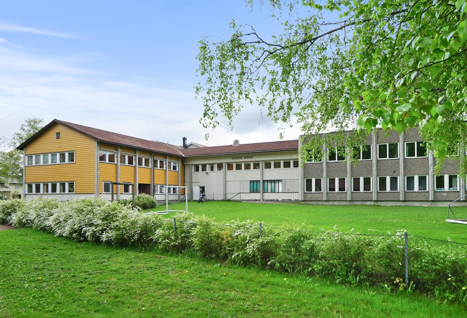 Kvelde skole (1.-10. klasse) ligger et steinkast fra eiendommen. Galleribilde