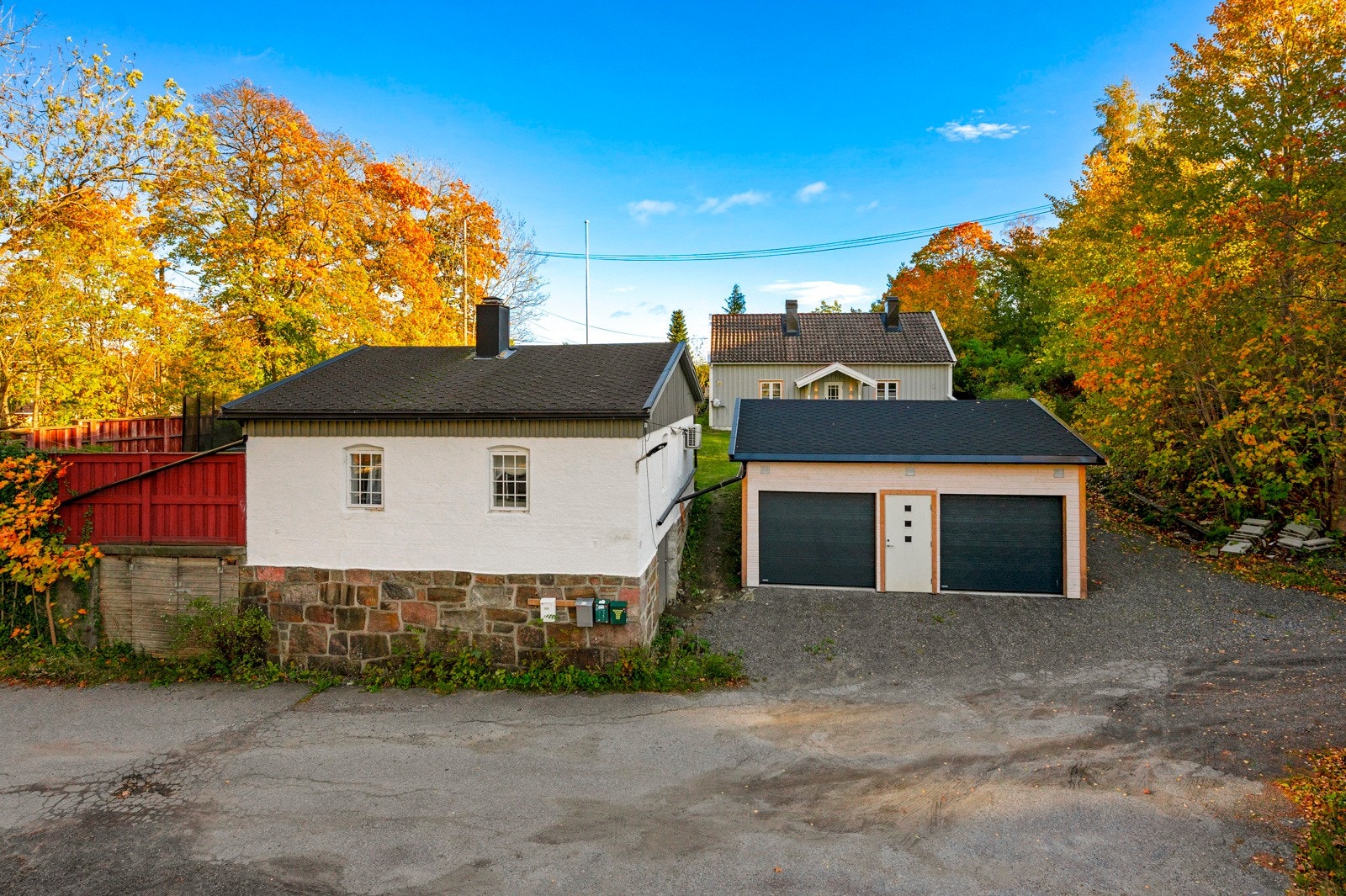 Eiendommen inneholder 3 bygg, hovedbolig, kårbolig, og garasje. Galleribilde