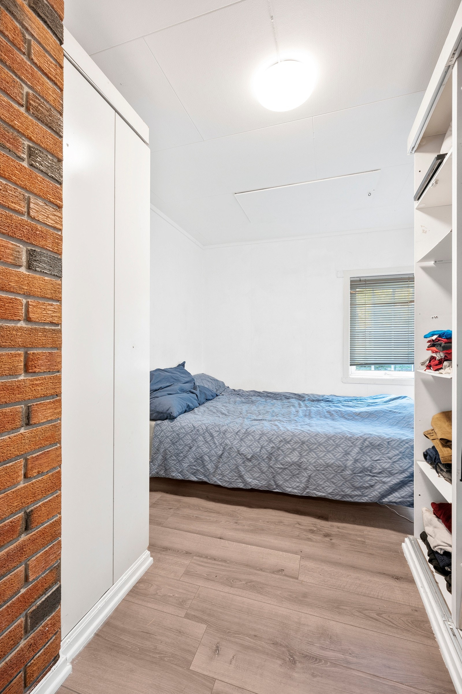 Kårbolig: Soverom 1 med plass til dobbeltseng og garderobe. Galleribilde