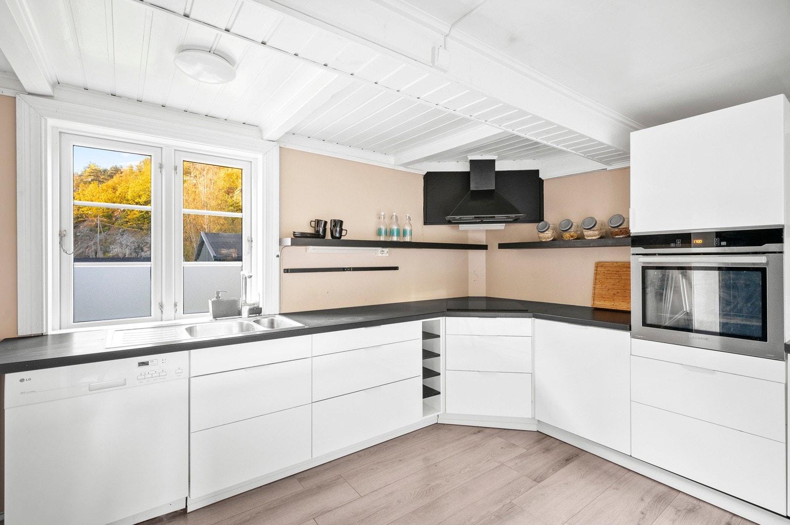 Praktisk plasserte hvitevarer, og vindu som slipper inn godt med lys gjør at kjøkkenet innviterer til mat- og bakeglede! Galleribilde
