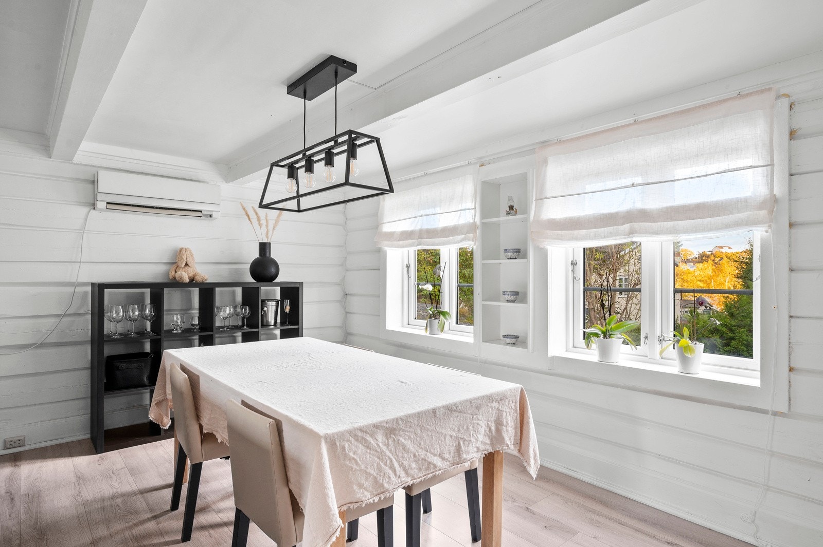 Lyst og pent, og en hjemmekoselig romfølelse med de gamle veggene som kommer frem. Galleribilde