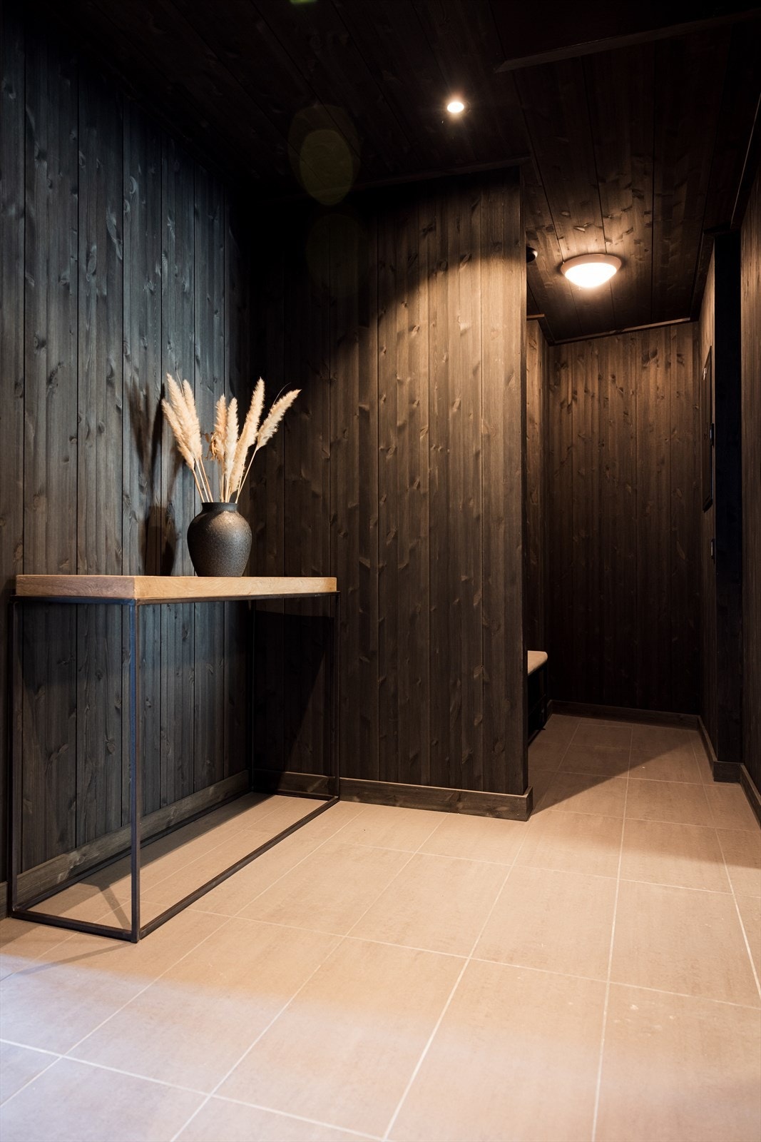 Praktisk flislagt entre med bod som gir god plass til innredning av garderobeløsning. Foto: Paul Lockhart. Galleribilde