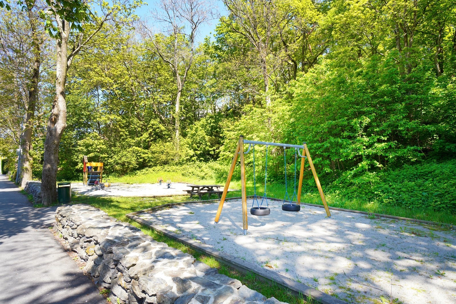 Lekeplass i Eikebergveien ved friområde med eikeskogen Galleribilde