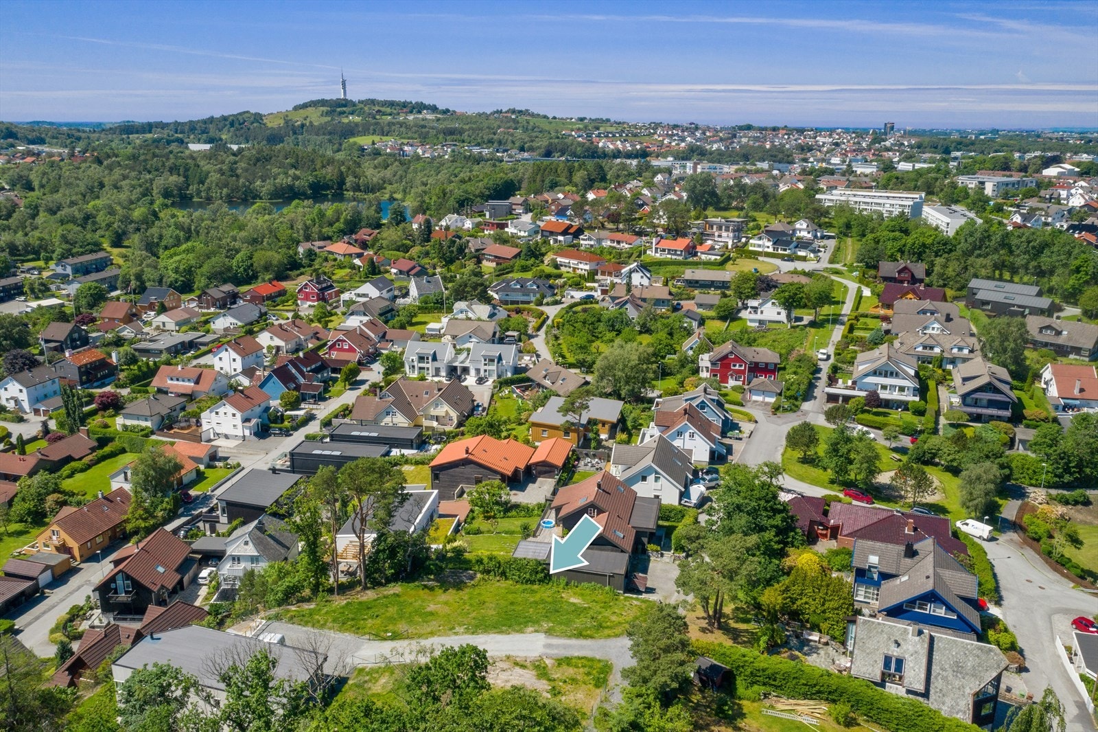 Beliggende på høyden i et barnevennlig område, med gangavstand til barnehager og barneskoler. Galleribilde