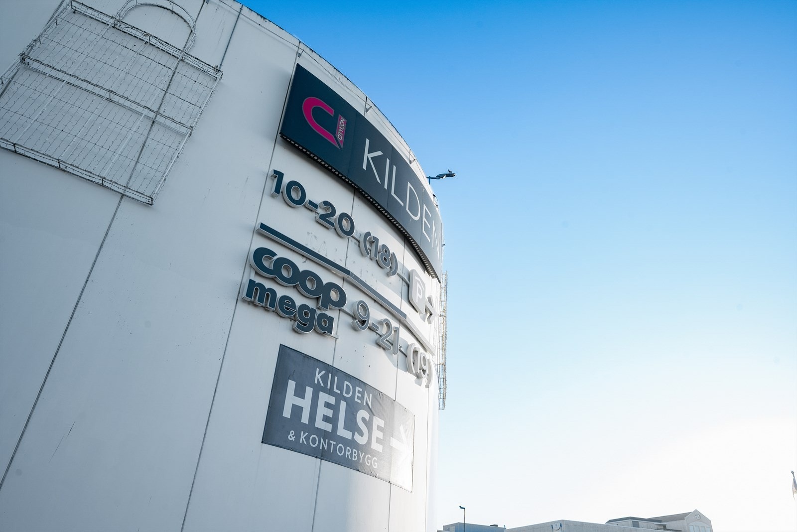 Kjøpesenteret Kilden på Hillevåg med vinmonopol, apotek, kafeer og flere butikker ligger like i nærheten. Galleribilde