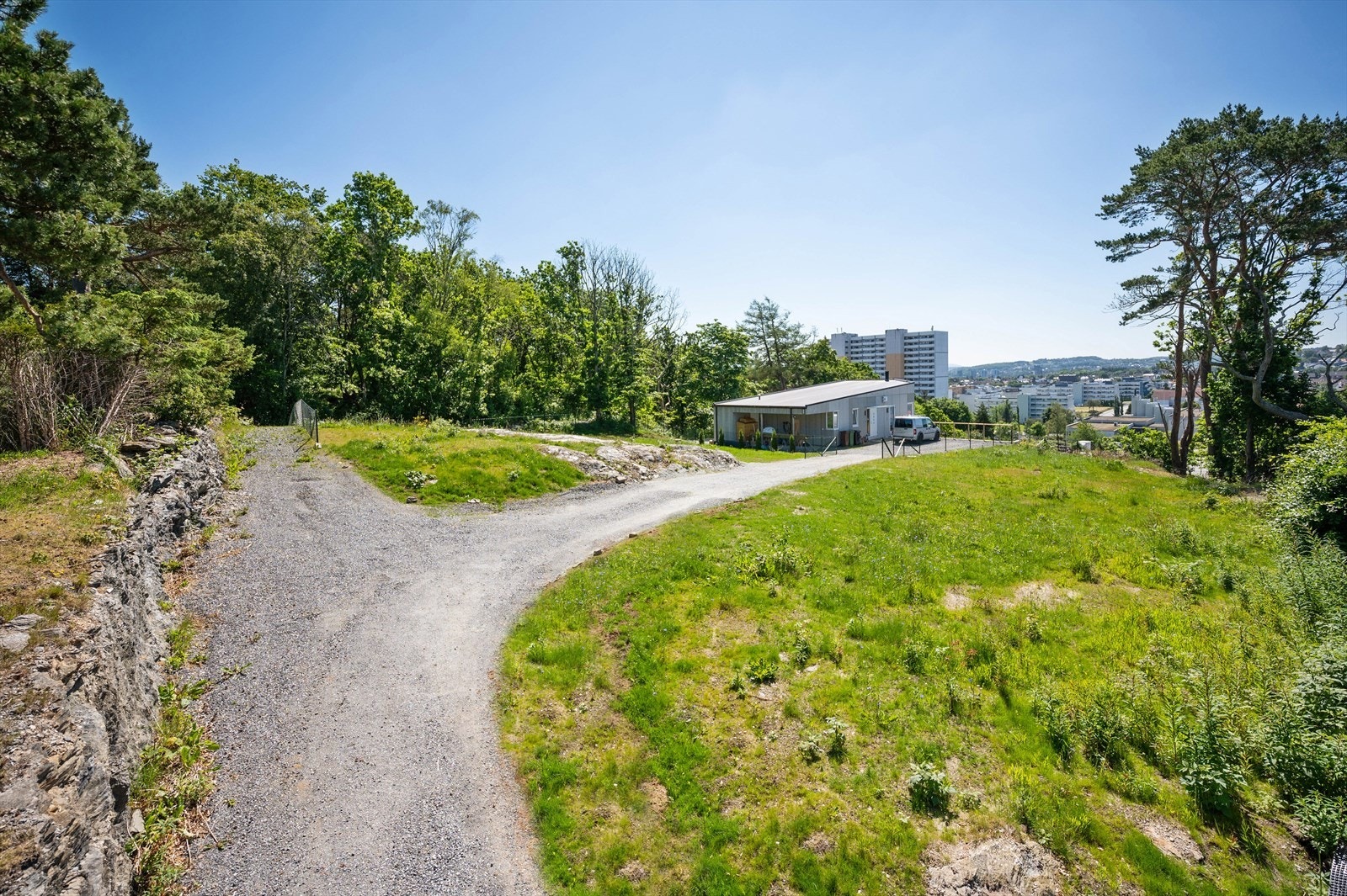 Vei opp til tomtene må bli opparbeidet i forbindelse med utbygging av denne tomten og nabotomten på gbnr. 20/947. Kostnaden for opparbeidelse deles på disse to tomtene. Galleribilde