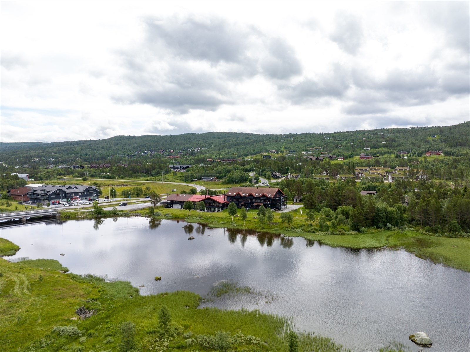 Det er gangavstand til skiheis, golfbane, Vestlia Resort med bl.a. spa- og treningssenter, bar og restaurant, sykkel, ski- og turløyper (Ustedalsfjorden rundt og lysløype) Galleribilde