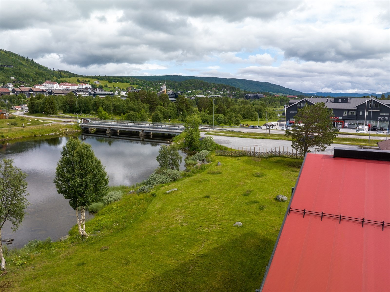 Leiligheten ligger meget sentralt på Geilo, nærmeste SPAR butikk ligger få meter unna, og skibussen har også stoppested like utenfor Galleribilde