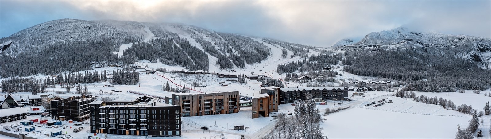 Fjellandsbyen ligger perfekt til med ski inn/ski ut til løyper og bakker i Hemsedal Skisenter. Ny 6-seters ekspressheis ligger i gangavstand. Galleribilde