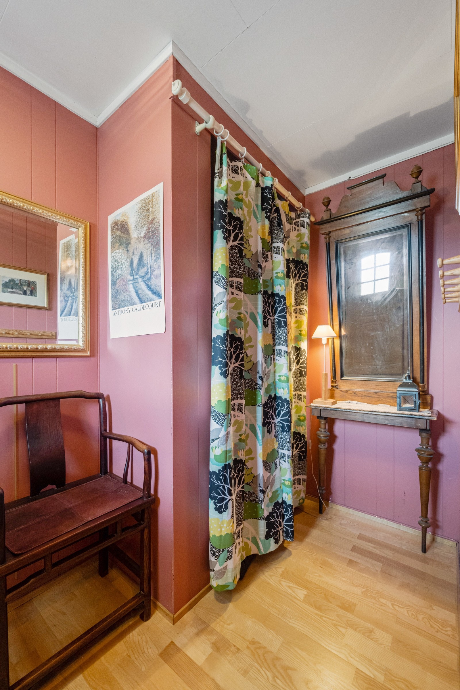 Inngangsplanet inneholder entré, trapperom og soverom. Galleribilde