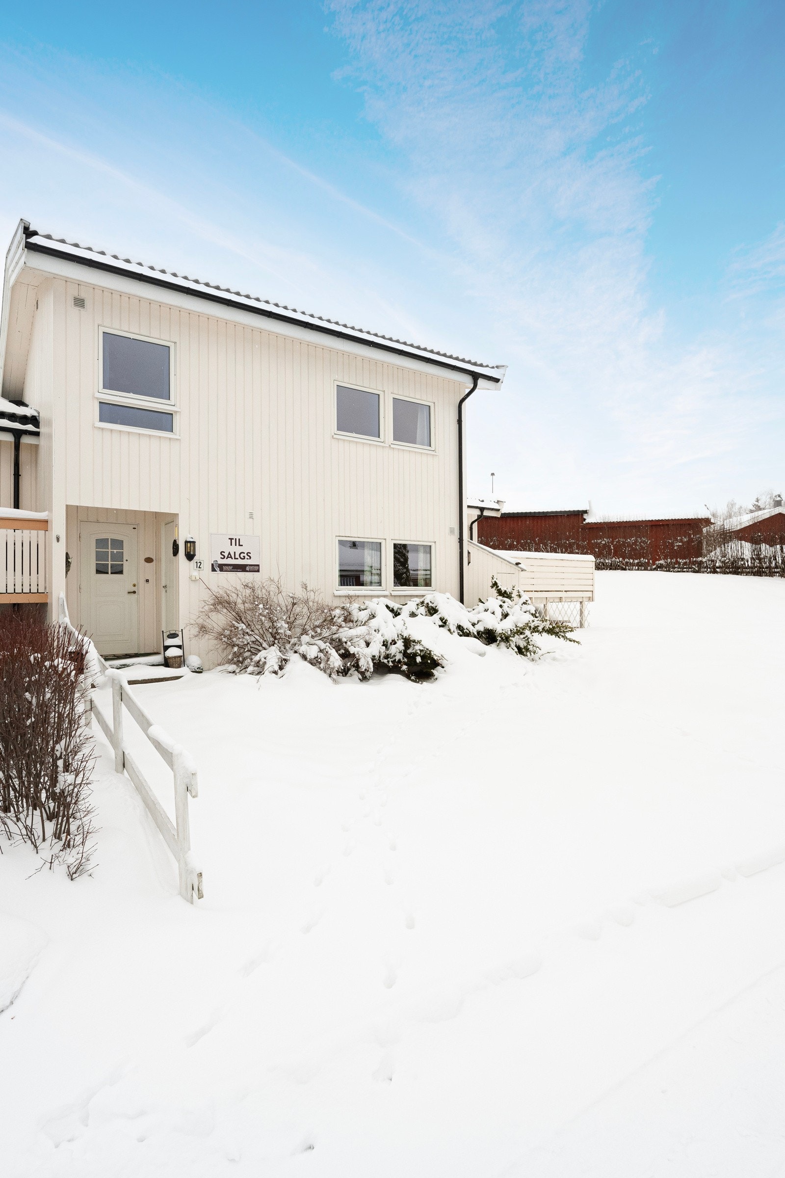 Utvendig bod og parkeringsplass ved inngangspartiet. Galleribilde