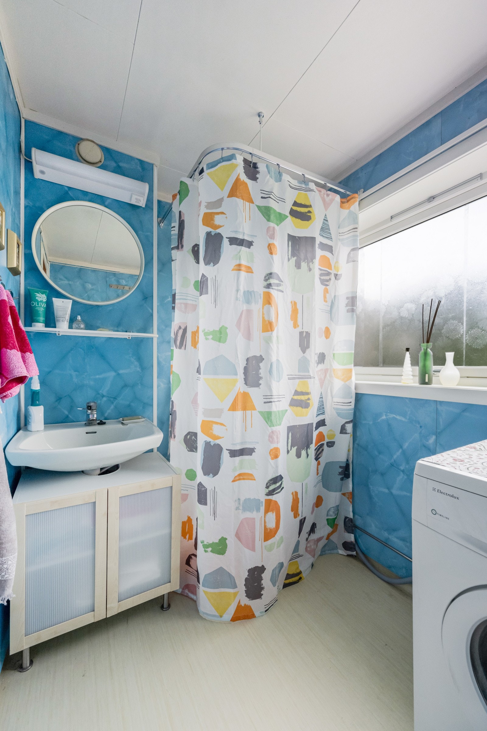 Badet har belegg på gulv, baderomsplater på vegger og himlingsplater i tak. Galleribilde