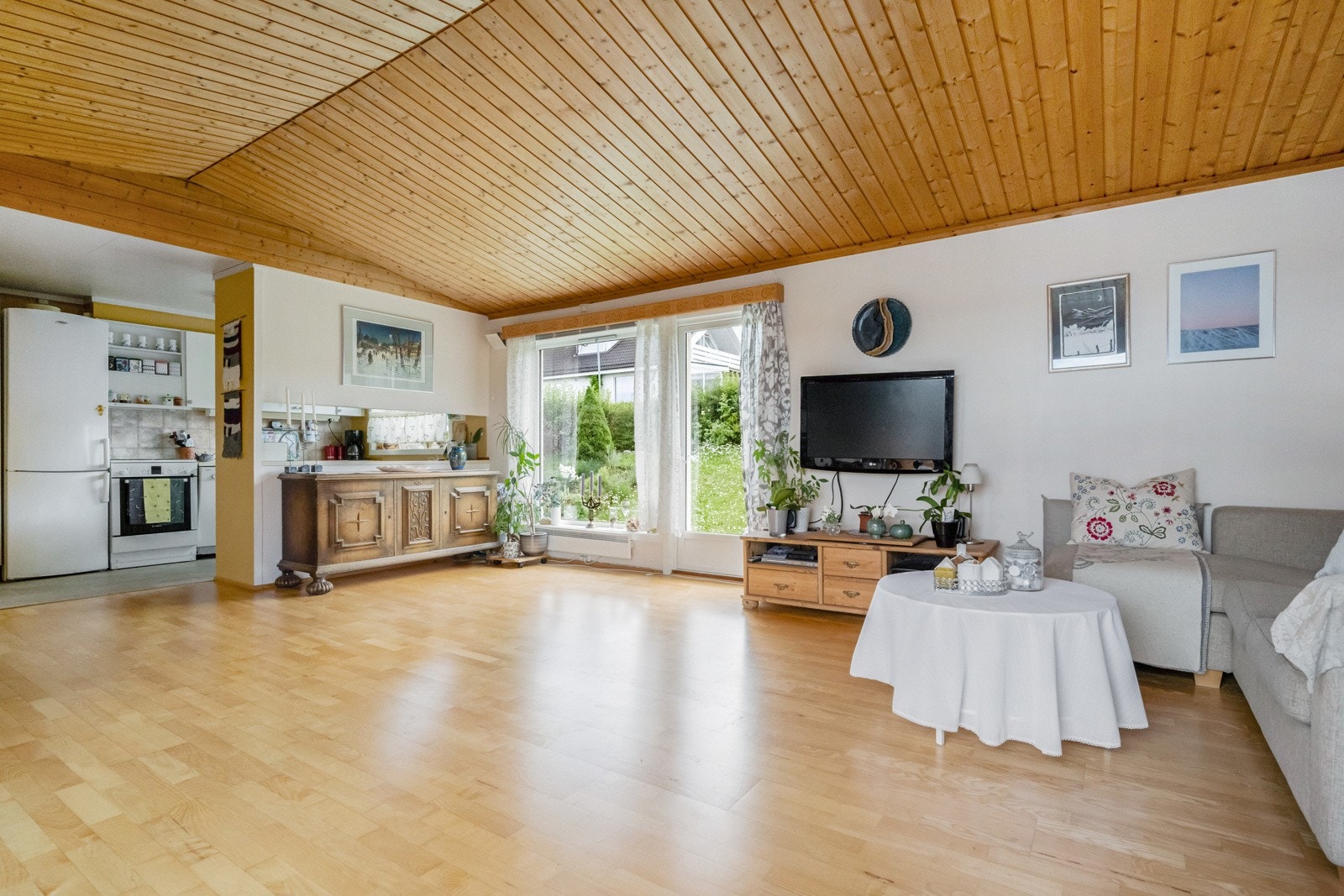 Fra stuen er det utgang til overbygd veranda videre til terrasse og til hage på baksiden av boligen. Galleribilde