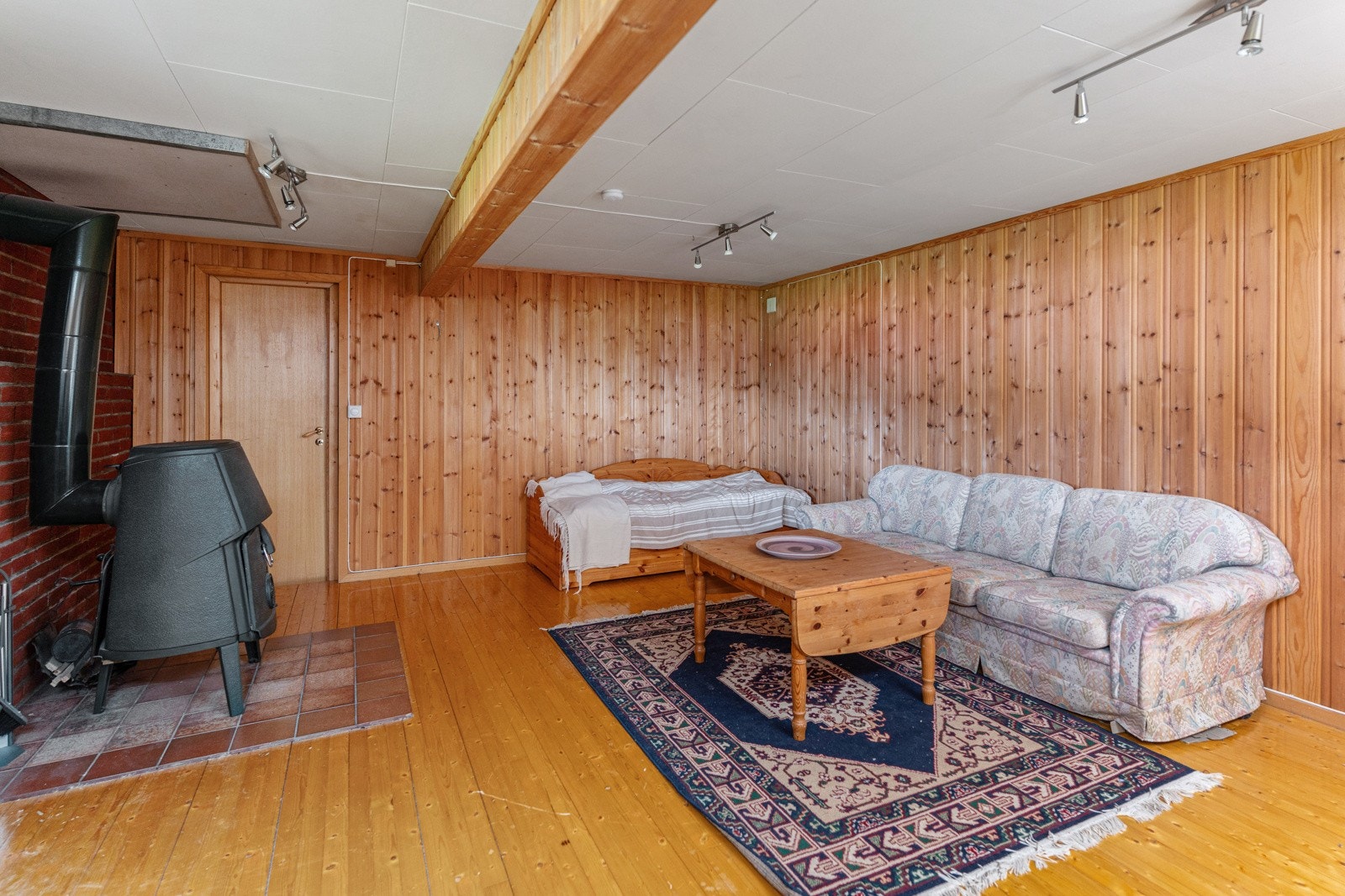 I kjelleren er trapperom, kjellerstue, gang, vaskerom/dusj/wc og bod. Galleribilde