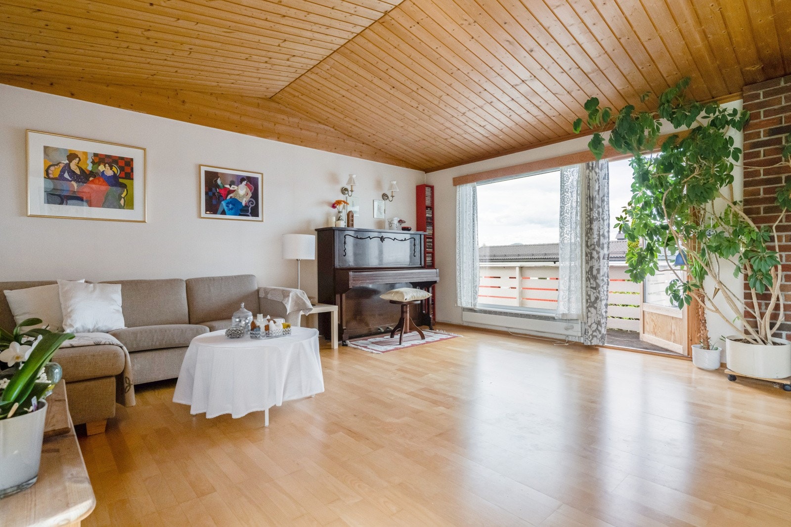 Romslig stue med flere møbleringsmuligheter. Galleribilde