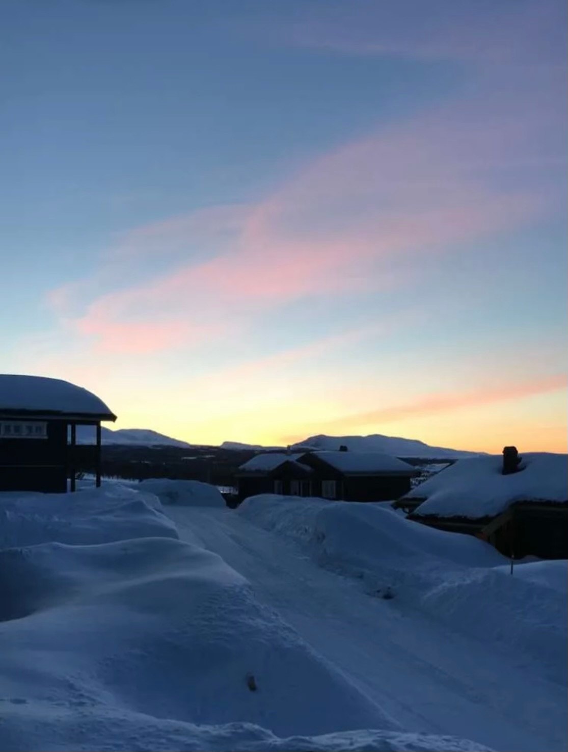 Helårsdestinasjoen Vaset tilbyr vidunderlige fasiliteter hele året som bl.a. hyggelige serveringssteder, alpinbakke, dagligvare butikken Joker som har et rikholdig utvalg og Intersport. Galleribilde