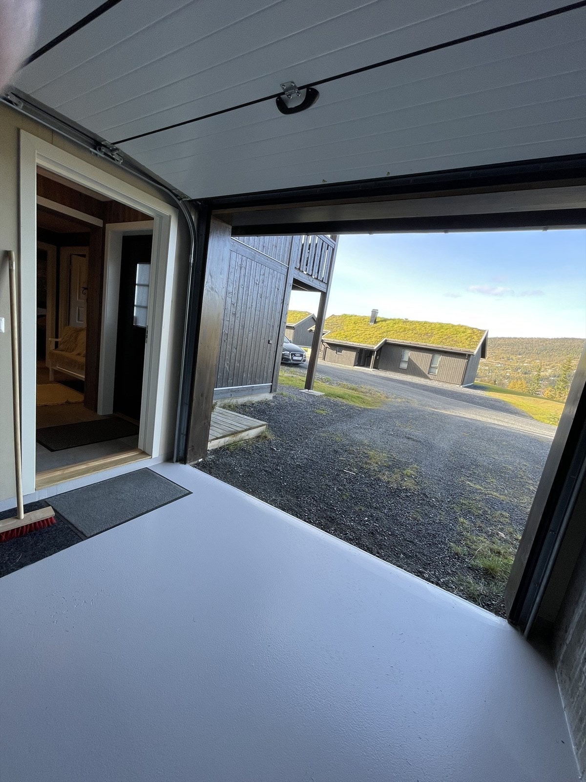 Innvendig garasje med direkte adkomst til entreen. Galleribilde