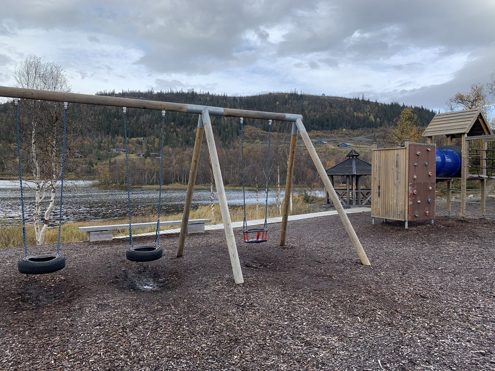 Vaset har aktiviteter for alle aldre, og denne fine leikeplassen er et populært samlingssted. Selgers eget foto. Galleribilde