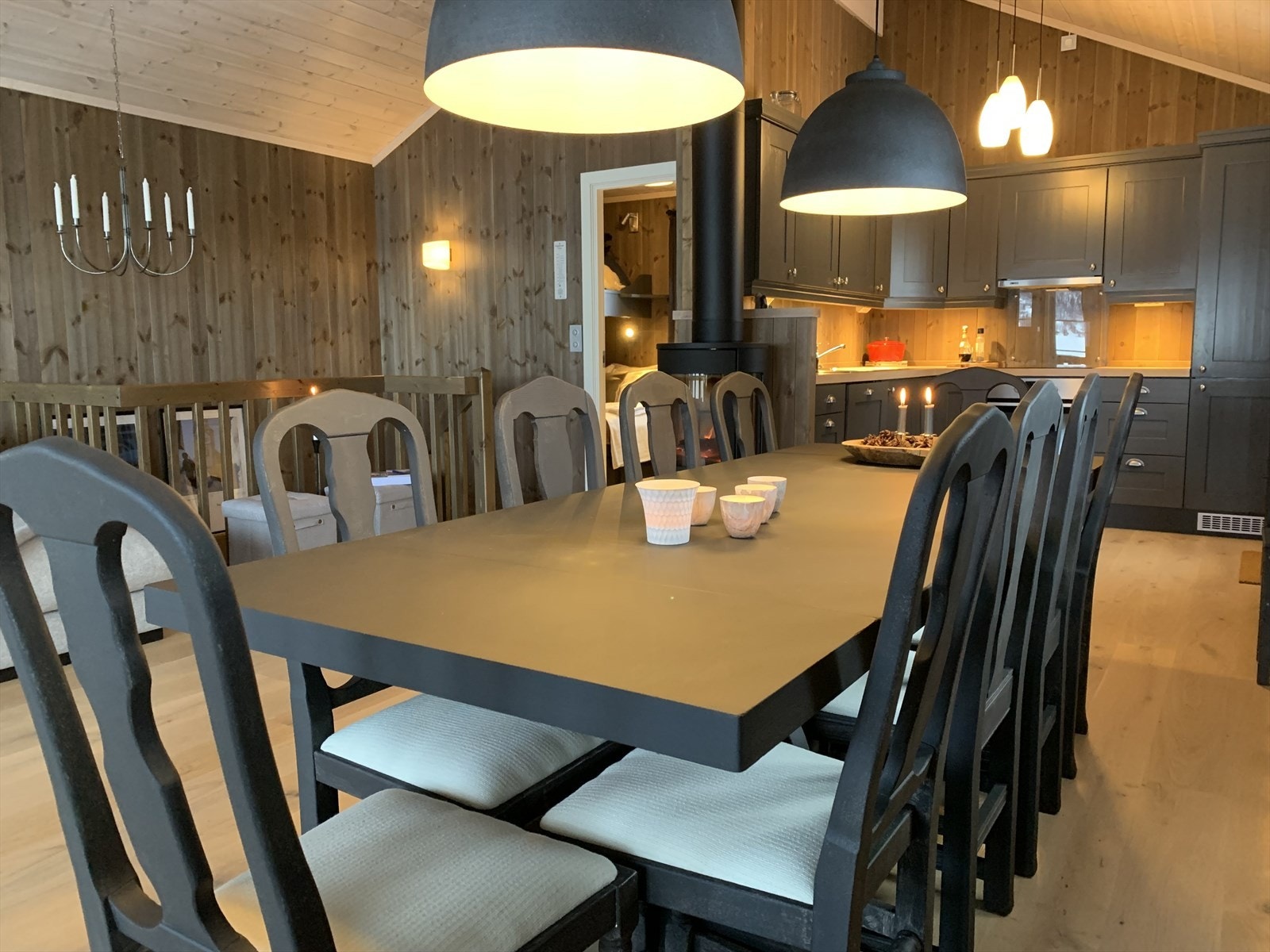 Kjøkkeninnredning med heltre fronter med godt med skapplass, snekkertilpasset av lokalt firma. God plass for spisegruppe. Galleribilde