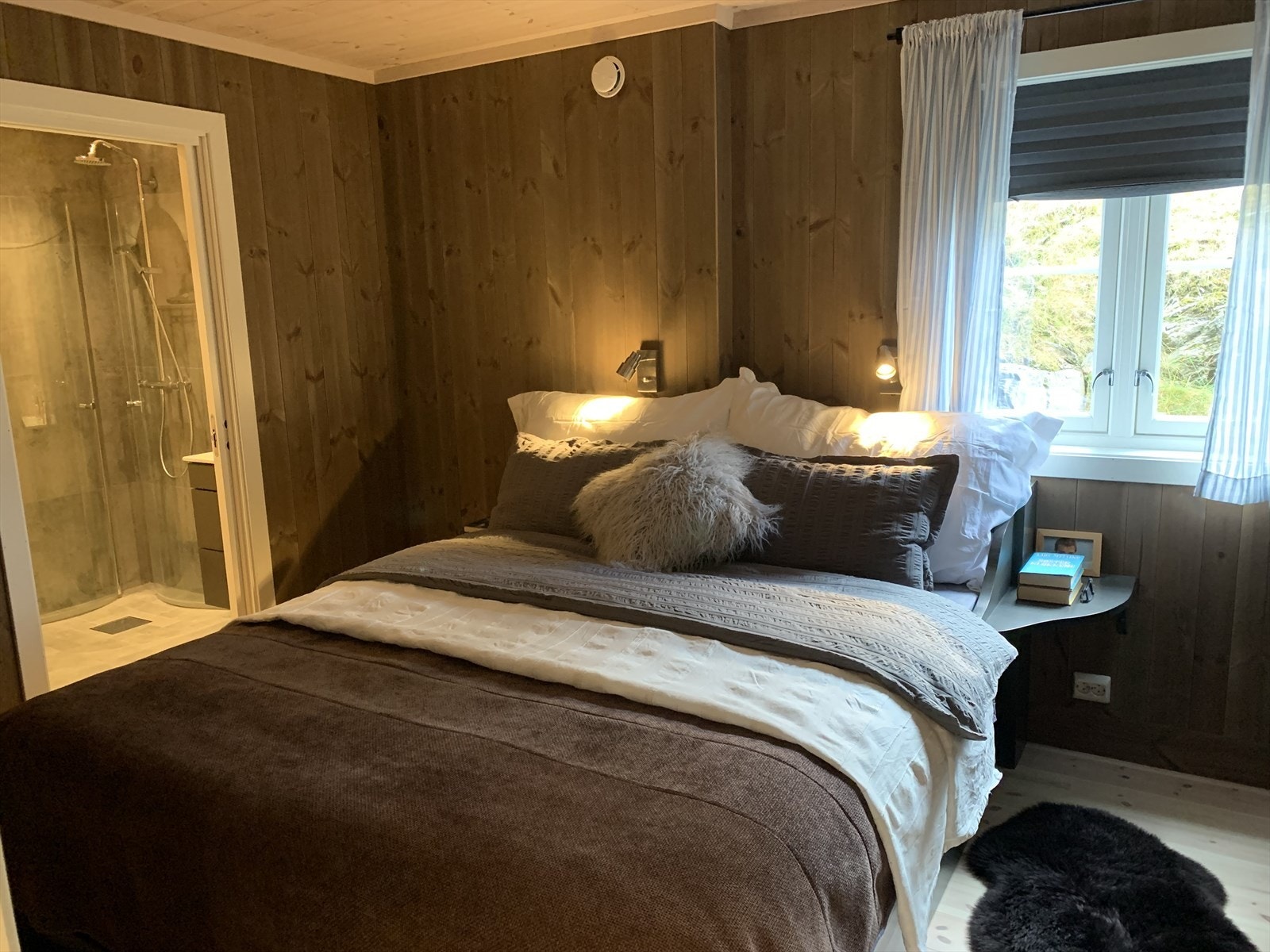 Hovedsoverom i underetasje, med direkte tilgang til bad. Galleribilde