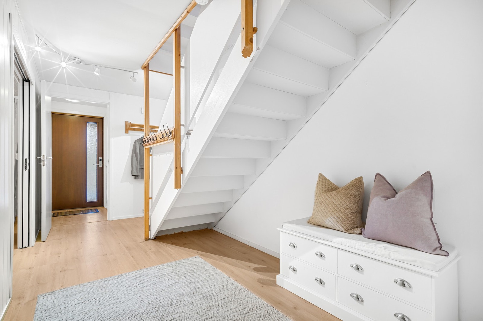 Stor og romslig gang i sokkeletasjen. Galleribilde