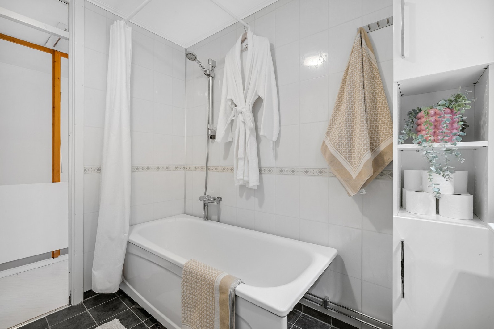 Innredet med blant annet servantplate montert på underskap, speilskap og veggskap. Galleribilde