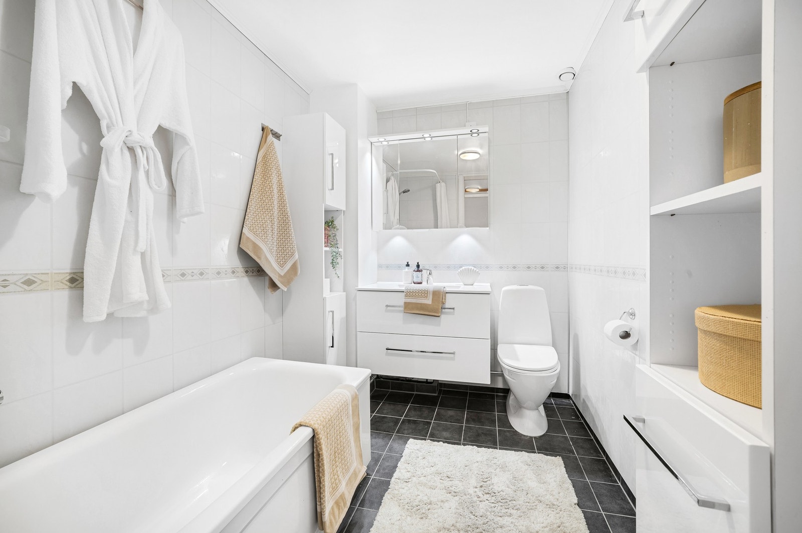 Pent, flislagt bad som ble oppusset i 2014. Galleribilde