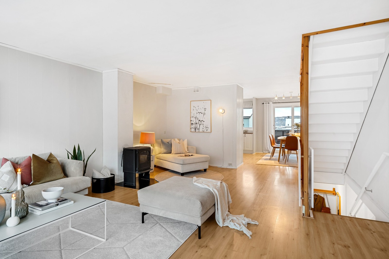 Stor stue med god plass til flere sittegrupper og direkte utgang til herlig markterrasse. Galleribilde