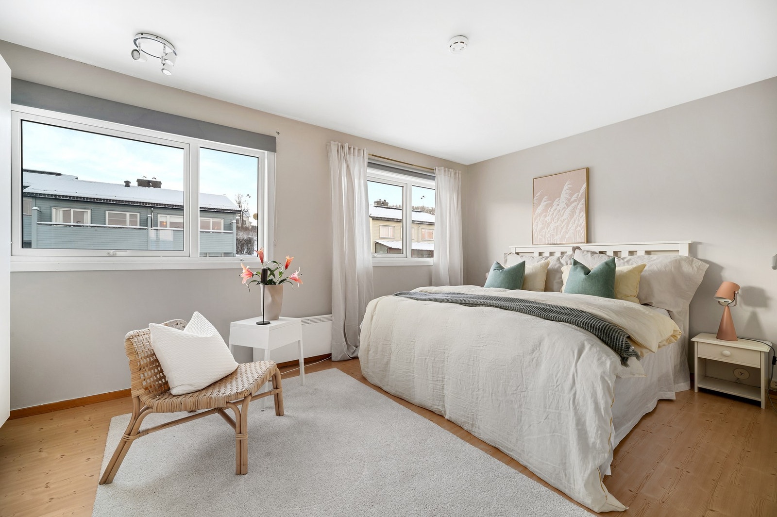 Rekkehuset inneholder 3 soverom i 2. etasje. Hovedsoverommet er på 15,5 kvm. Galleribilde