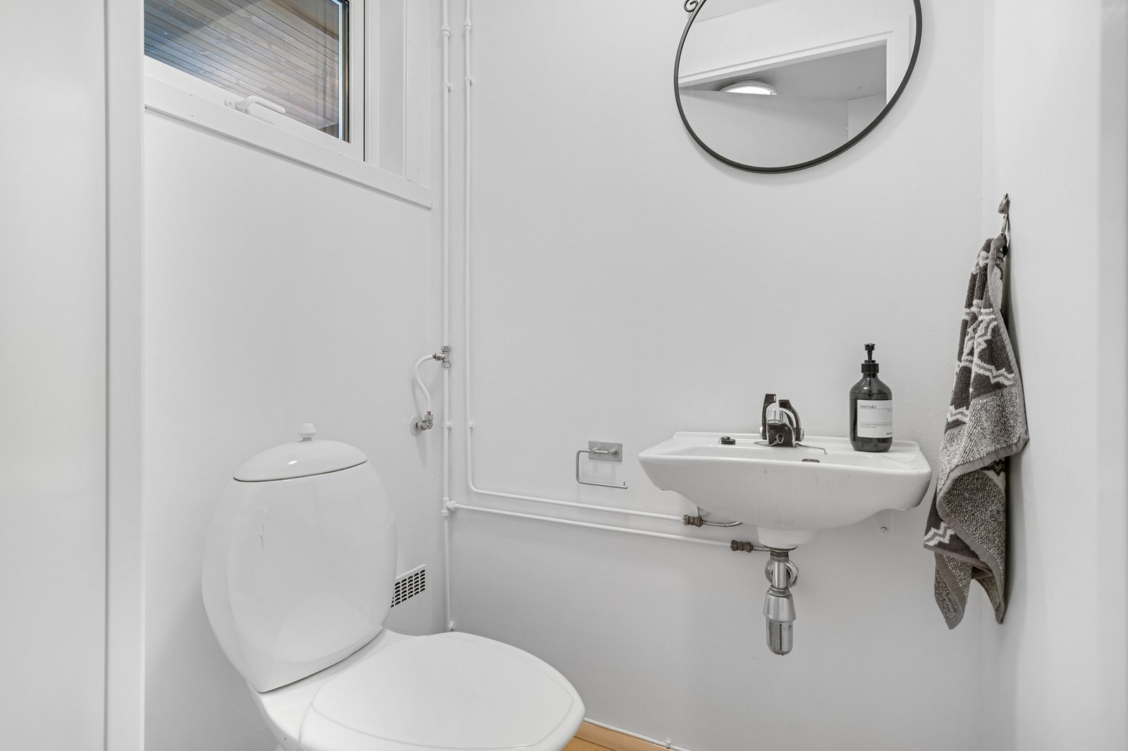 Eget toalettrom i sokkeletasje. Galleribilde