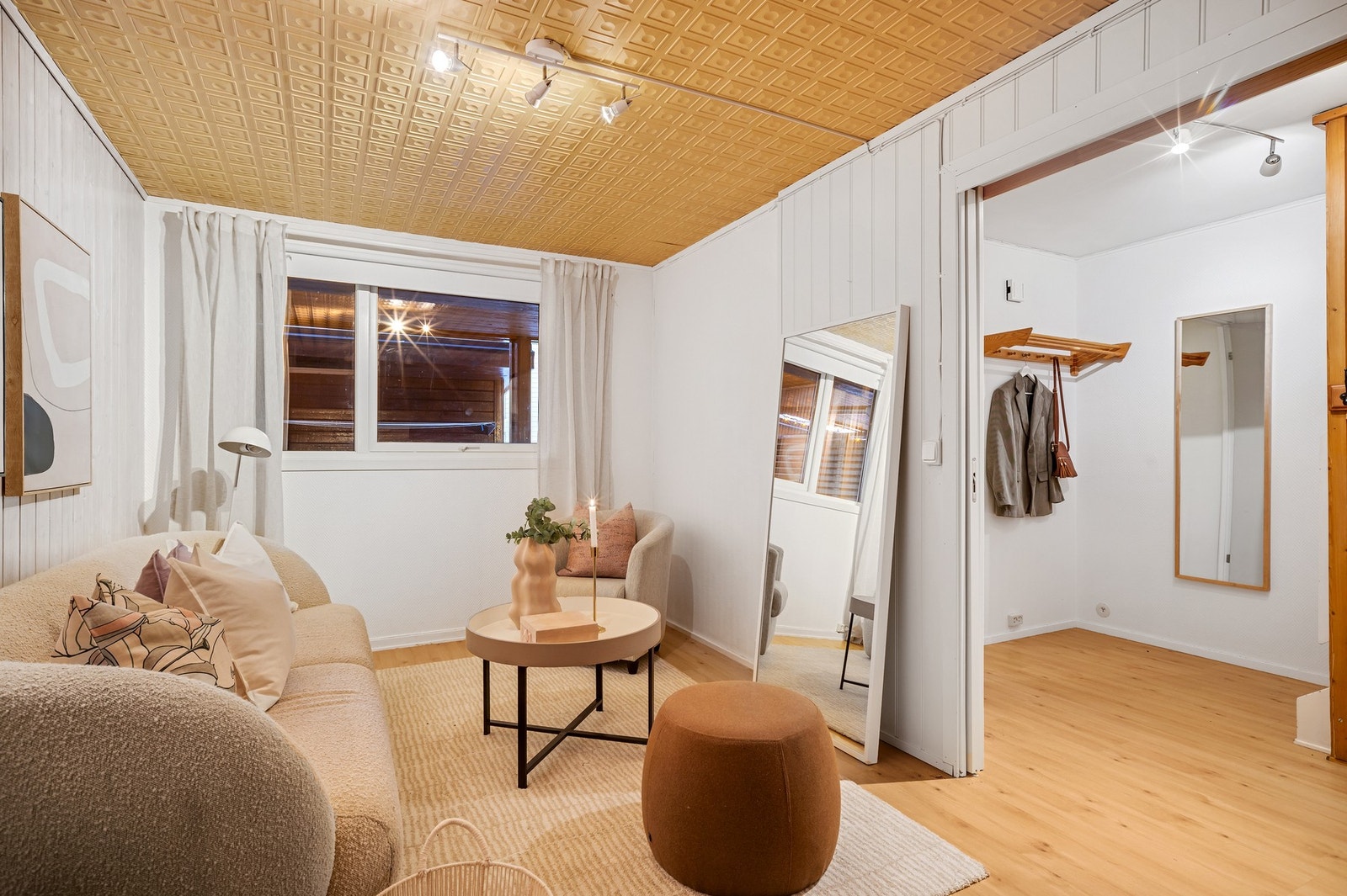 Kjellerstuen i sokkelen kan enkelt innredes som en TV-stue. Galleribilde