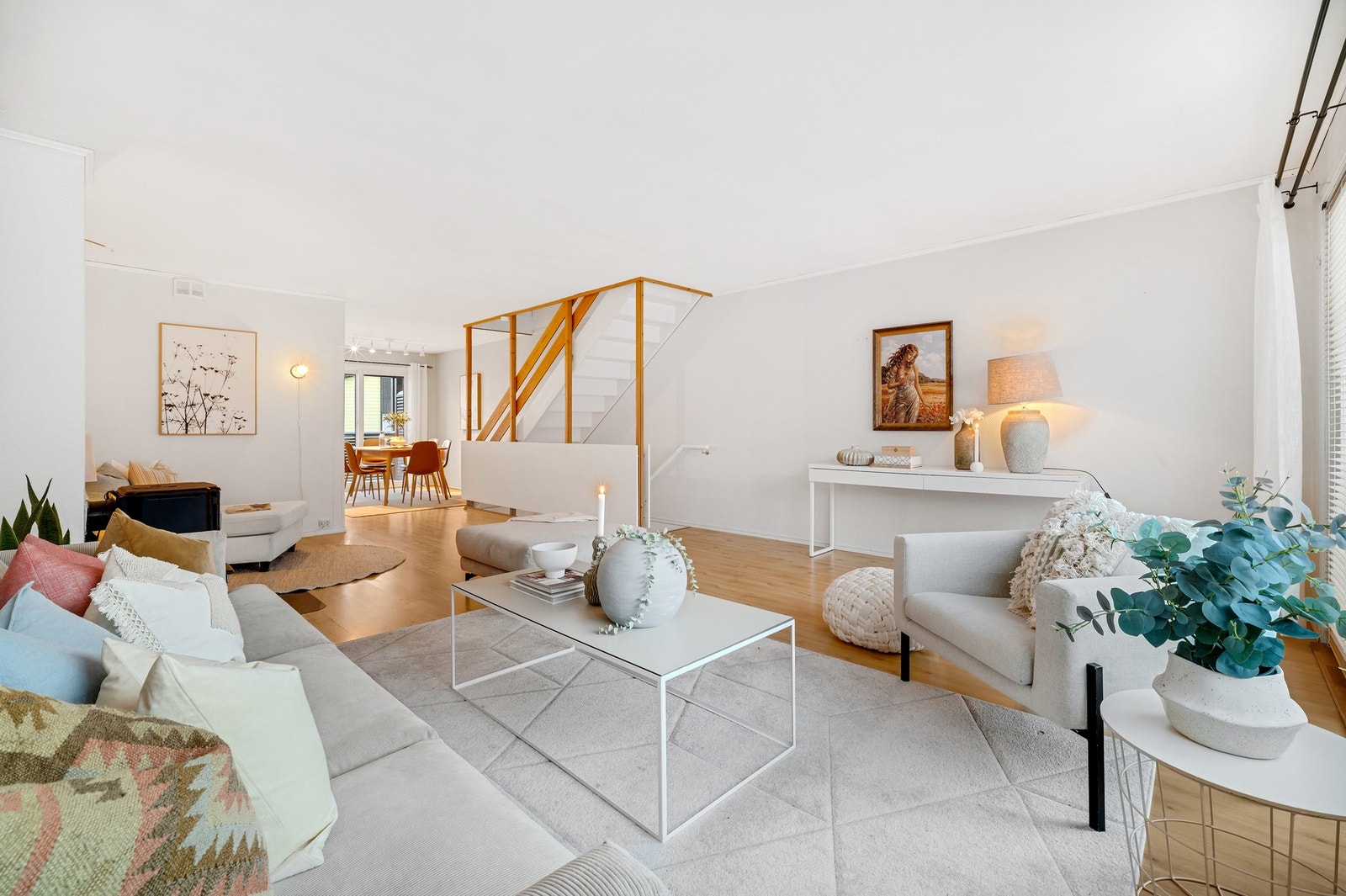 Rekkehuset er over tre plan og har store oppholdsrom og flere uteplasser. Galleribilde