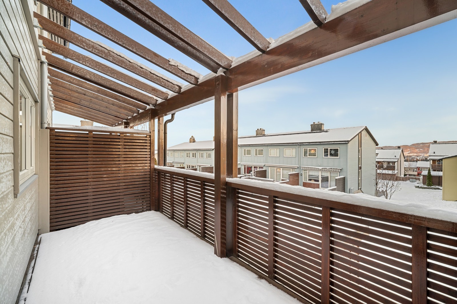 Fra kjøkkenet har man direkte utgang til en herlig uteplass. Galleribilde