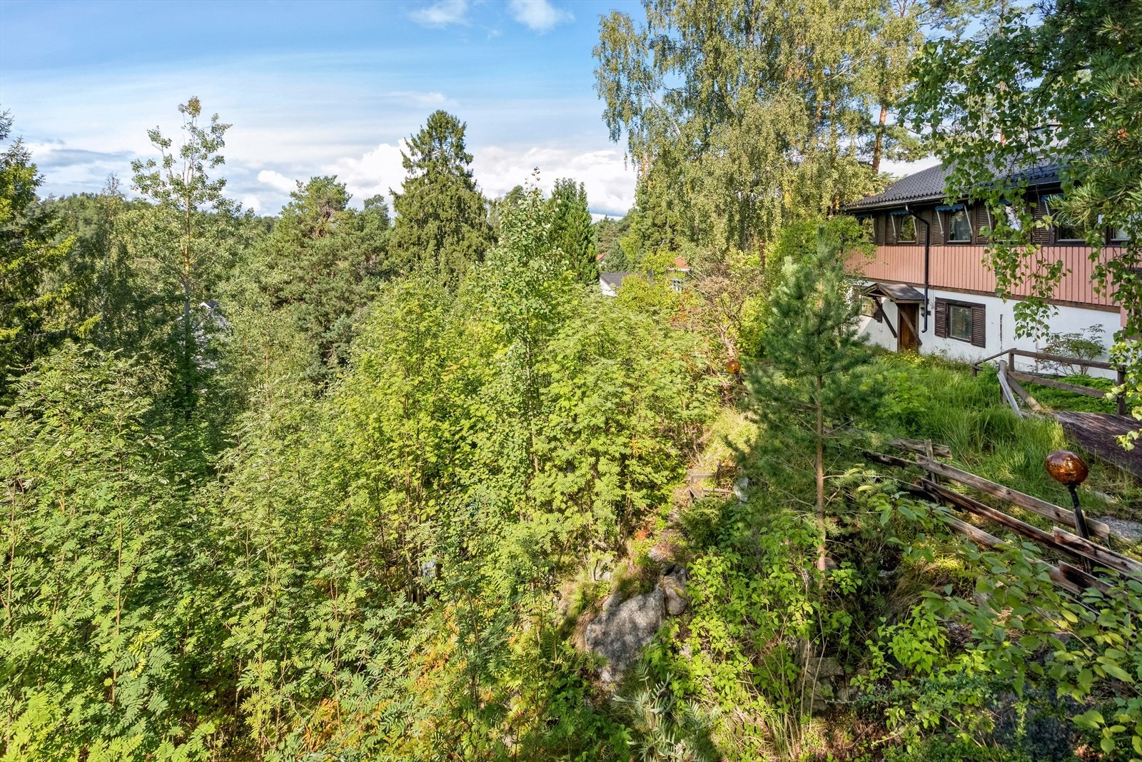 Eiendommen ligger i skrånet terreng. Terrenginngrep for å etablere innkjørsel må påberegnes. Galleribilde