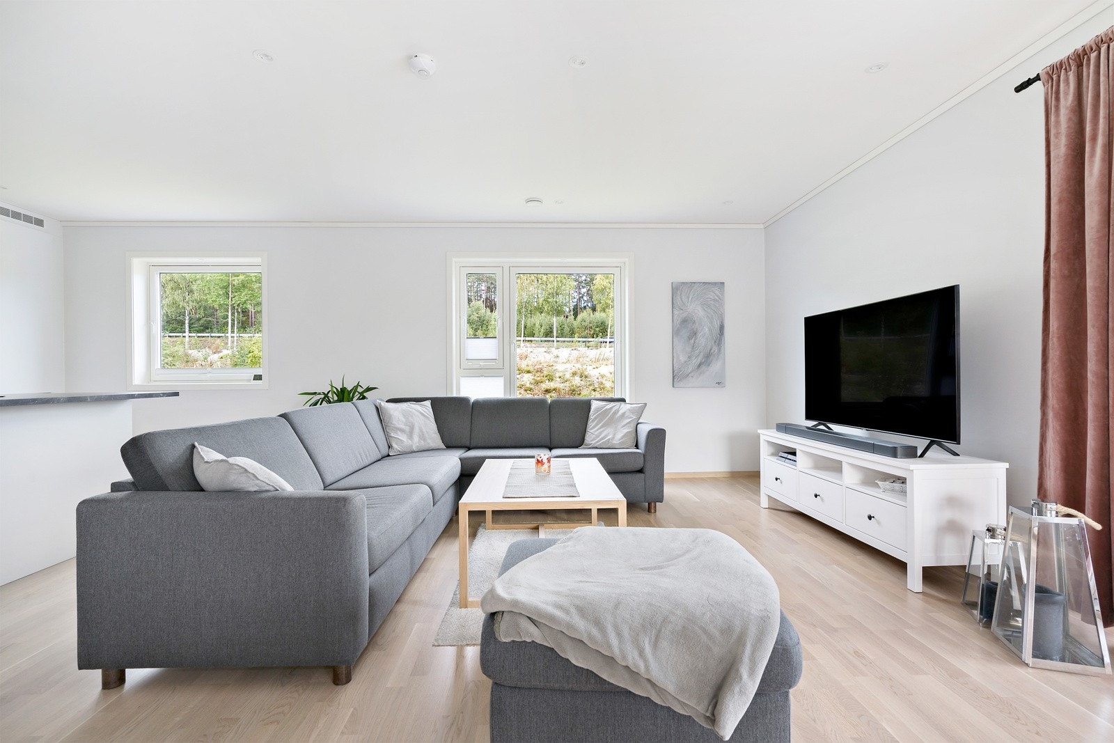 Stuen er lys og trivelig med store vindusflater. Galleribilde