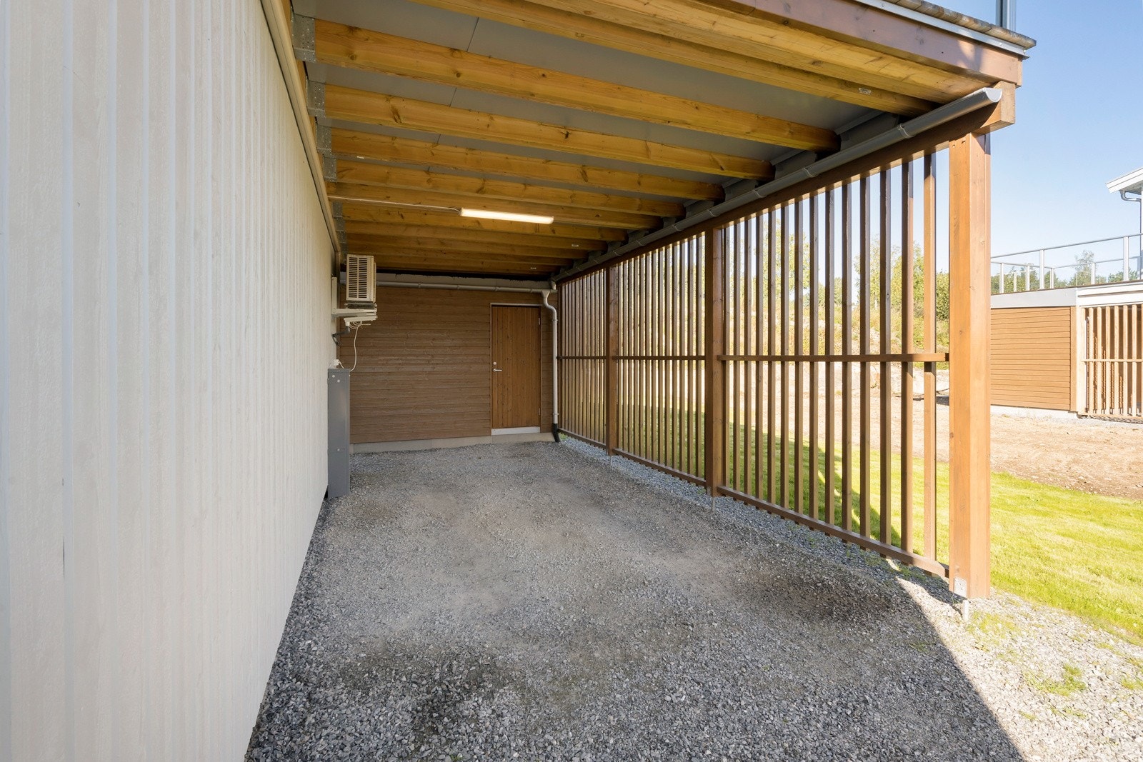 Carport med bod i bakkant. Galleribilde