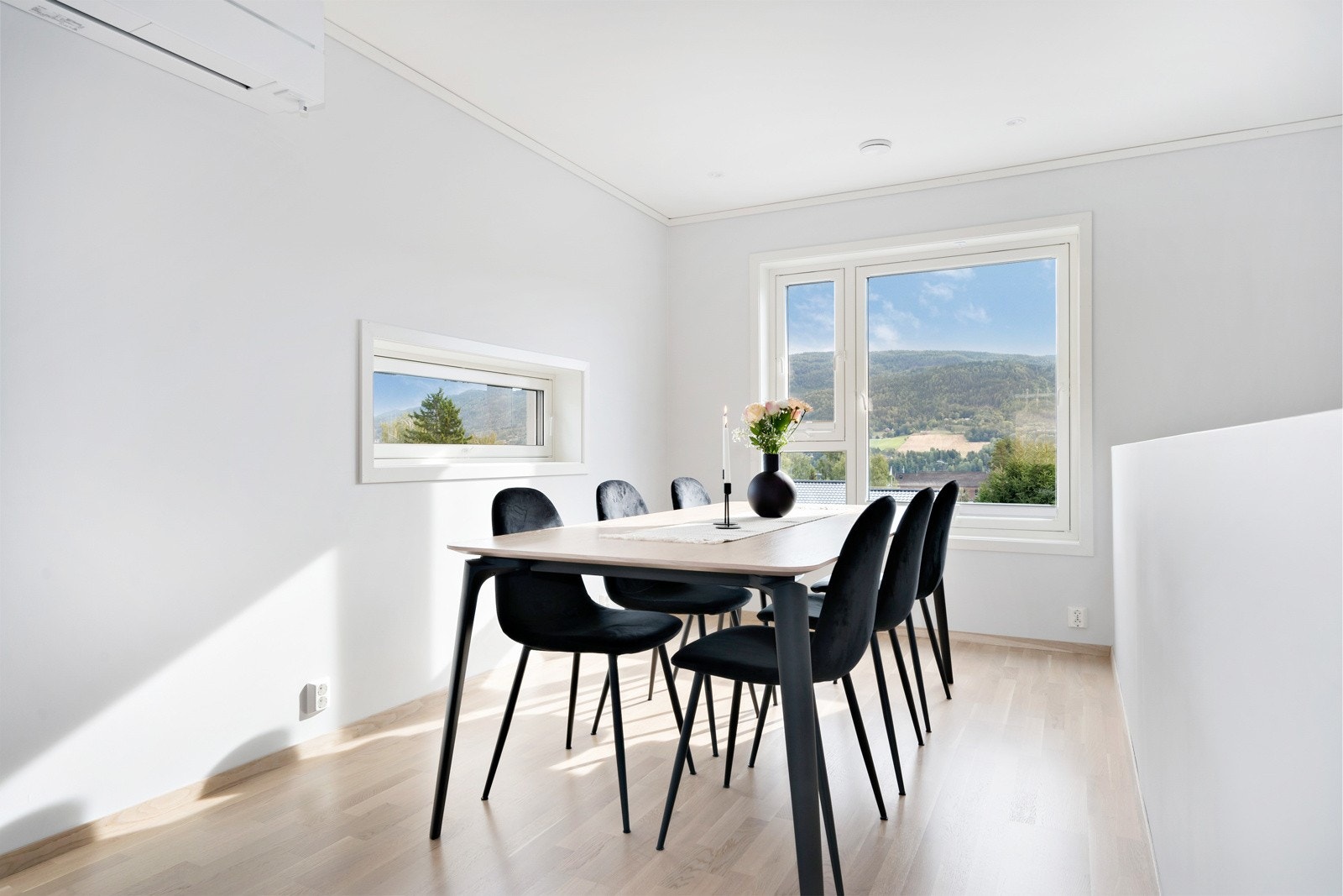 Spisestue med store vindusflater. Galleribilde