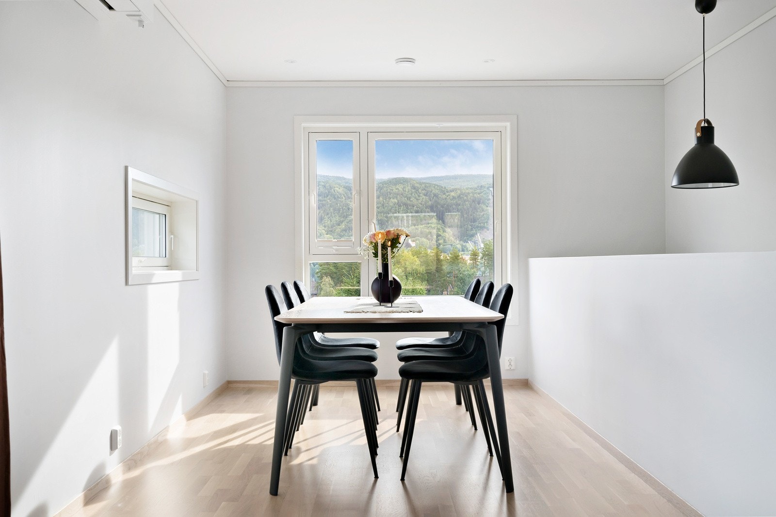 Spisestue med god plass til mange gjester. Galleribilde