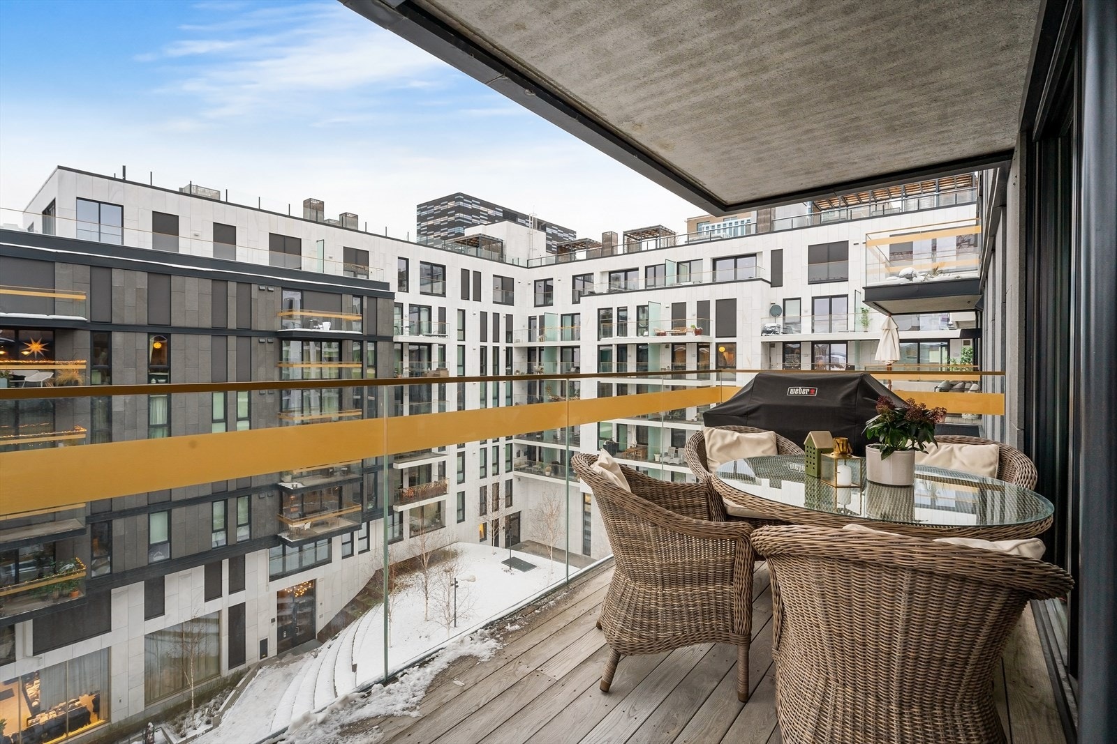 Her er det god plass til flere sittegrupper, grill og beplantning Galleribilde