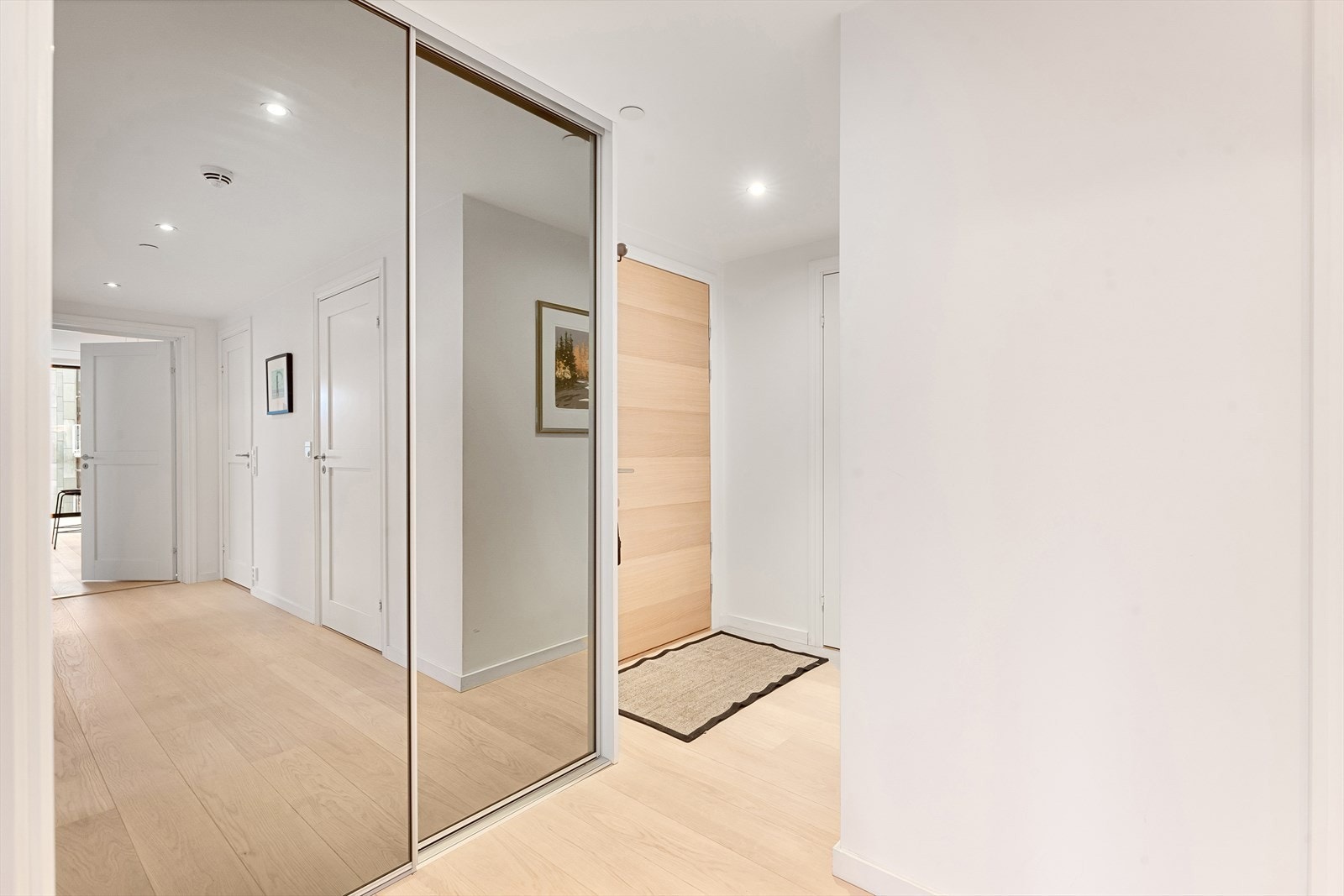 Det er god plass til oppbevaring av yttertøy i skyvedørsgarderobe Galleribilde