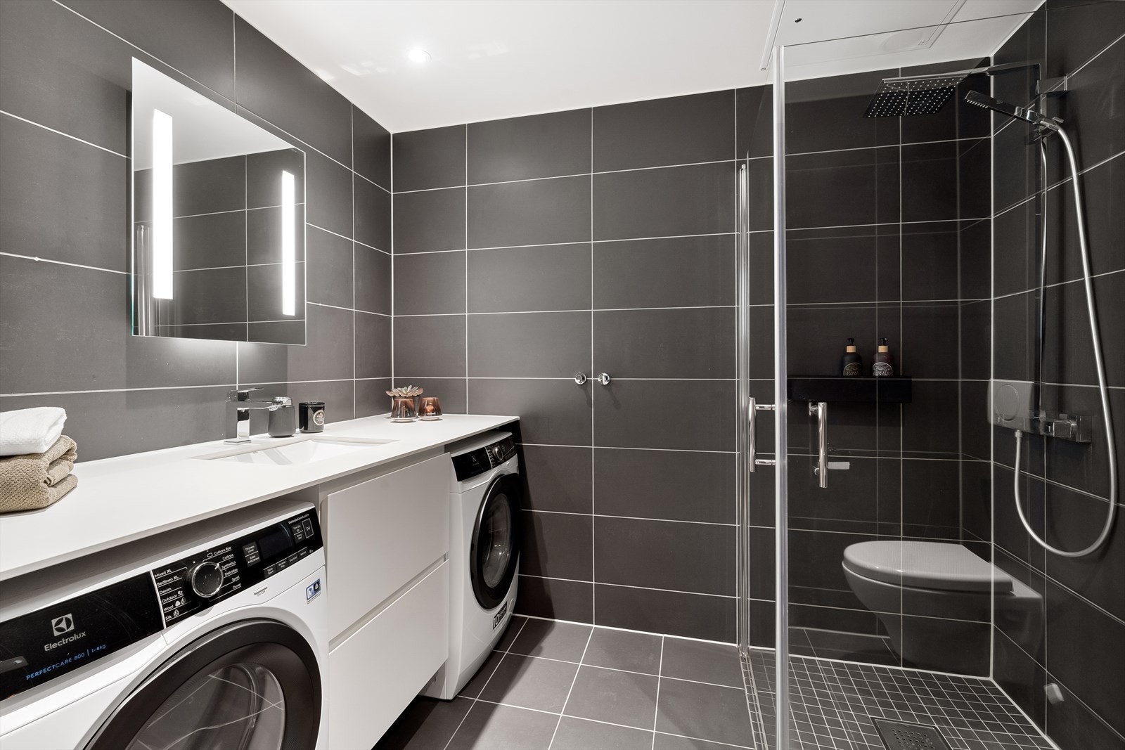 Delikat og lekkert baderom fra 2018. Badet har flislagte overflater, downlights i himling og behagelig gulvvarme Galleribilde